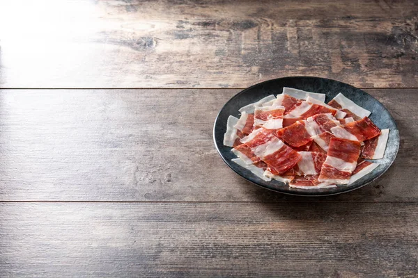 Spaanse Serrano Ham Plakjes Zwarte Plaat Houten Tafel — Stockfoto