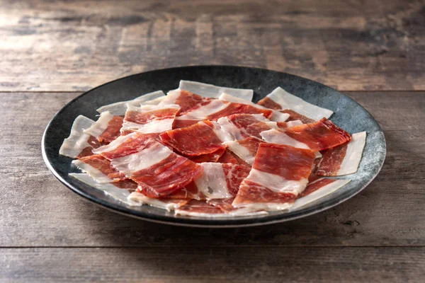 Tranches Jambon Serrano Espagnol Sur Plaque Noire Sur Table Bois — Photo