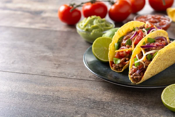 Tacos Mexicanos Tradicionales Con Carne Verduras Sobre Mesa Madera Espacio — Foto de Stock