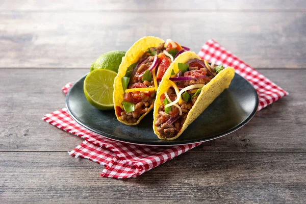 Traditionele Mexicaanse Taco Met Vlees Groenten Houten Tafel — Stockfoto