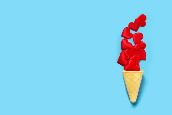 Cono Helado Con Corazones Rojos Sobre Fondo Azul — Foto de Stock