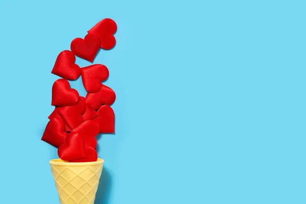 青い背景に赤いハートのアイスクリームコーン — ストック写真