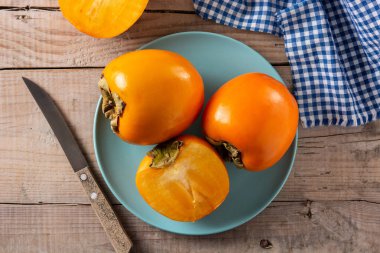 Tahta masada taze hurma meyvesi.