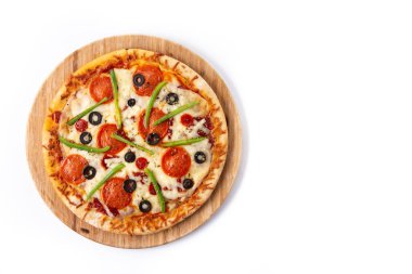 Beyaz arka planda izole edilmiş geleneksel yüce pizza.