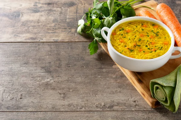 Zuppa Tagliatelle Pollo Ciotola Bianca Sul Tavolo Legno Copia Spazio — Foto Stock