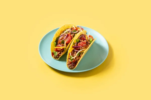 Tacos Mexicanos Tradicionales Con Carne Verduras Sobre Fondo Amarillo — Foto de Stock