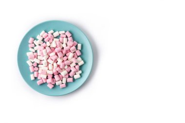 Beyaz arka planda izole edilmiş tatlı şekerlemeler. Üst Manzara. Boşluğu kopyala