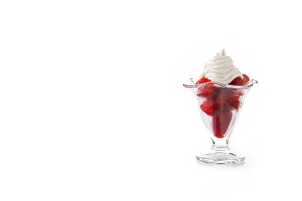 Φράουλες Και Σαντιγί Ποτήρι Παγωτού Που Απομονώνονται Λευκό Φόντο — Φωτογραφία Αρχείου