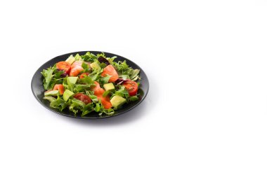 Beyaz zemin üzerinde somon ve avokado salatası izole