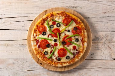 Köy ahşap masada geleneksel en iyi pizza.
