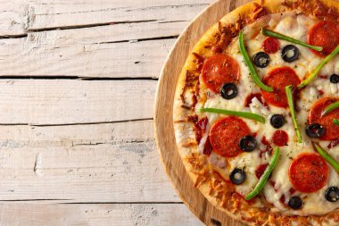 Köy ahşap masada geleneksel en iyi pizza. Üst Manzara. Boşluğu kopyala