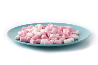 Beyaz arka planda izole edilmiş tatlı marşmelovlar