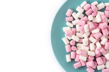 Beyaz arka planda izole edilmiş tatlı marşmelovlar