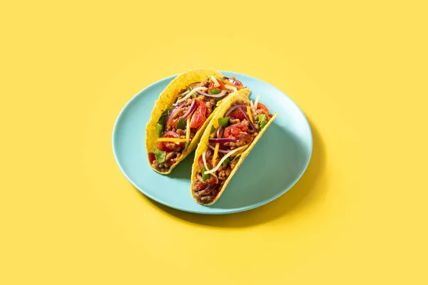 Traditionelle Mexikanische Tacos Mit Fleisch Und Gemüse Auf Gelbem Hintergrund — Stockfoto