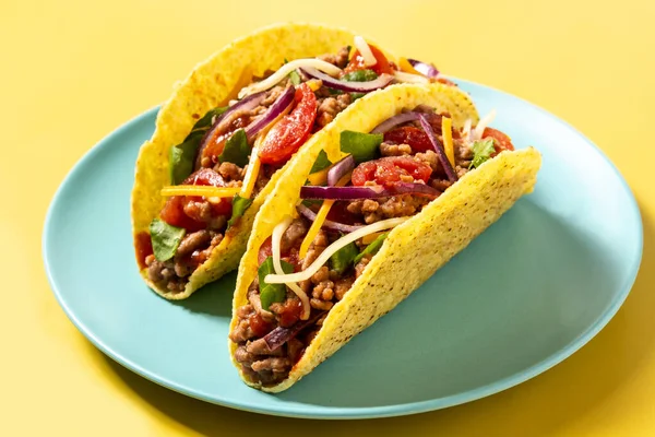 Traditionele Mexicaanse Taco Met Vlees Groenten Gele Achtergrond — Stockfoto