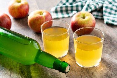 Elma şarabı kırsal ahşap masada.