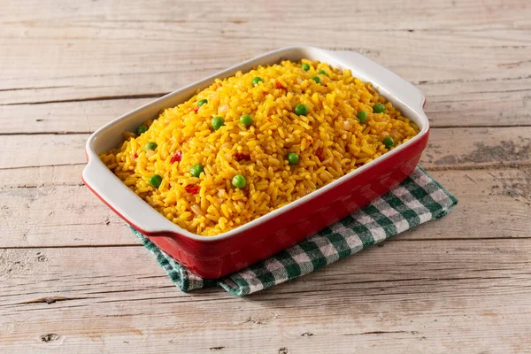 Arroz Tradicional Mexicano Servido Con Guisantes Verdes Sobre Mesa Madera — Foto de Stock