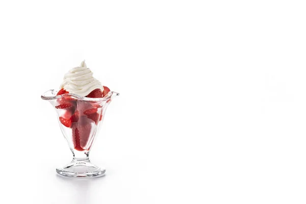 Φράουλες Και Σαντιγί Παγωτά Που Απομονώνονται Λευκό Φόντο — Φωτογραφία Αρχείου