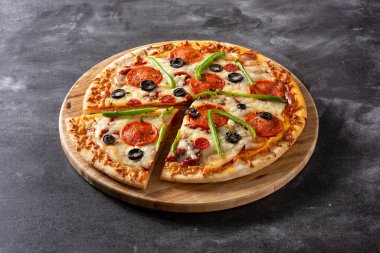 Geleneksel en iyi pizza siyah taşta.