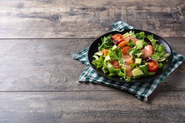 Köy ahşap masada somon ve avokado salatası. Boşluğu kopyala