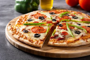 Geleneksel en iyi pizza siyah taşta.