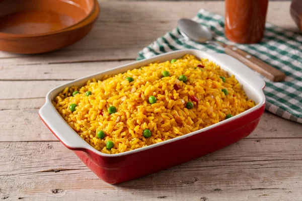 Arroz Tradicional Mexicano Servido Con Guisantes Verdes Sobre Mesa Madera — Foto de Stock