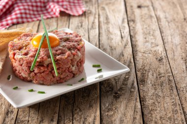 Biftekli tartar, ahşap masada. Boşluğu kopyala
