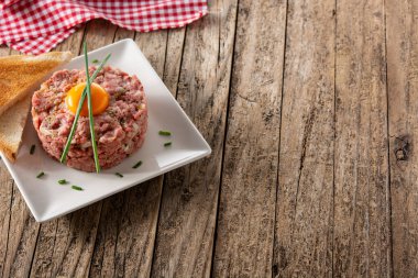 Biftekli tartar, ahşap masada. Boşluğu kopyala