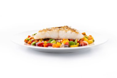 Tabakta sebzeli ızgara morina. Beyaz arka planda.