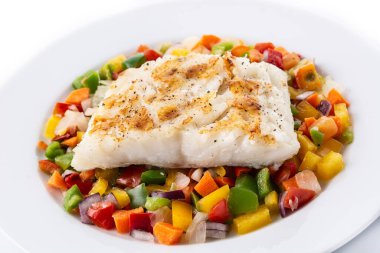 Tabakta sebzeli ızgara morina. Beyaz arka planda.