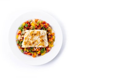 Tabakta sebzeli ızgara morina balığı beyaz arka planda izole edilmiş. Üst Manzara. Boşluğu kopyala