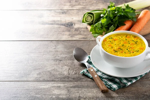 Sopa Macarrão Frango Tigela Branca Mesa Madeira Espaço Cópia — Fotografia de Stock