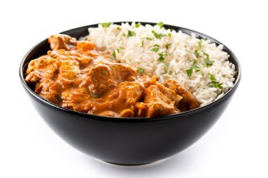 Beyaz arka planda izole edilmiş siyah kasedeki Hint tereyağlı tavuk.