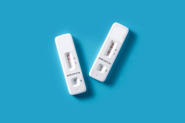 Mavi arka planda Covid-19 hızlı antijen testi