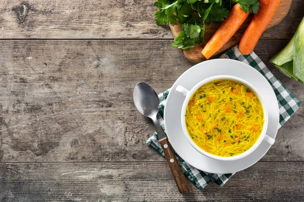 Zuppa Tagliatelle Pollo Ciotola Bianca Sul Tavolo Legno Vista Dall — Foto Stock