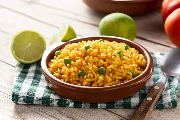 Arroz Tradicional Mexicano Servido Con Guisantes Verdes Sobre Mesa Madera — Foto de Stock