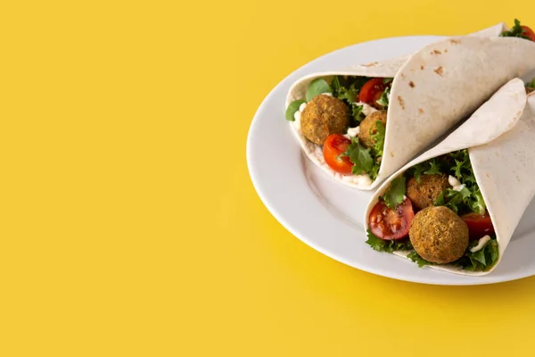 Tortilla Wrap Mit Falafel Und Gemüse Auf Gelbem Hintergrund — Stockfoto