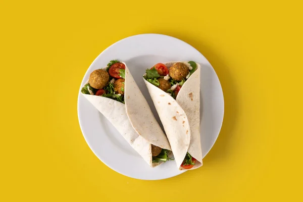 Envoltura Tortilla Con Falafel Verduras Sobre Fondo Amarillo — Foto de Stock