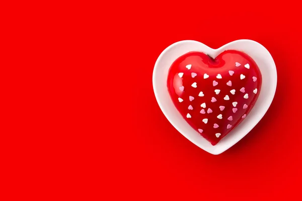 Tort Kształcie Serca Walentynki Lub Dzień Matki Czerwonym Tle — Zdjęcie stockowe