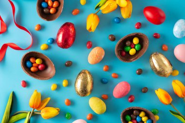 Renkli çikolatalı Paskalya yumurtaları mavi düzlüklerde