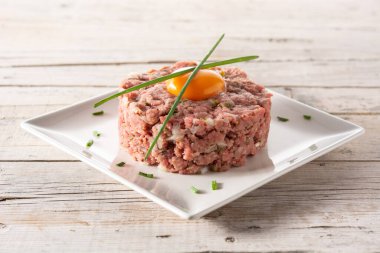 Biftek tartar, ahşap masada.