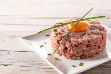 Biftek tartar, ahşap masada.