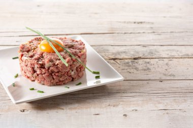 Biftekli tartar, ahşap masada. Boşluğu kopyala