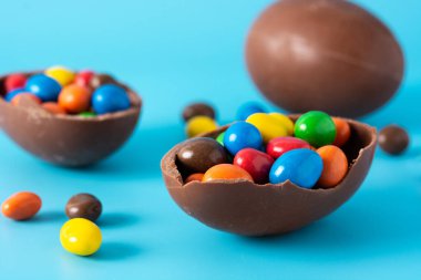 Renkli çikolatalı Paskalya yumurtaları mavi düzlüklerde