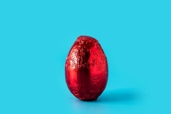 Красное Пасхальное Яйцо Синем Фоне — стоковое фото