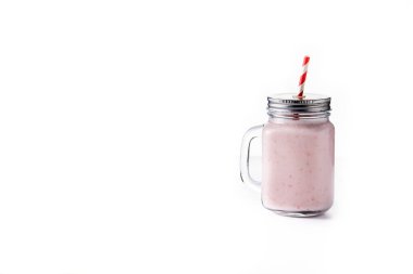 Beyaz arka planda izole edilmiş kavanozda taze çilekli ve muzlu smoothie. Boşluğu kopyala