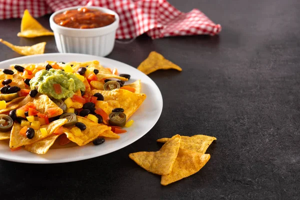 Mexikanische Nachos Tortilla Chips Mit Schwarzen Bohnen Guacamole Tomaten Und — Stockfoto