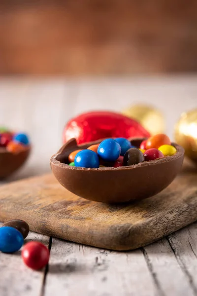 Πολύχρωμη Σοκολάτα Πασχαλινά Αυγά Ξύλινο Τραπέζι — Φωτογραφία Αρχείου