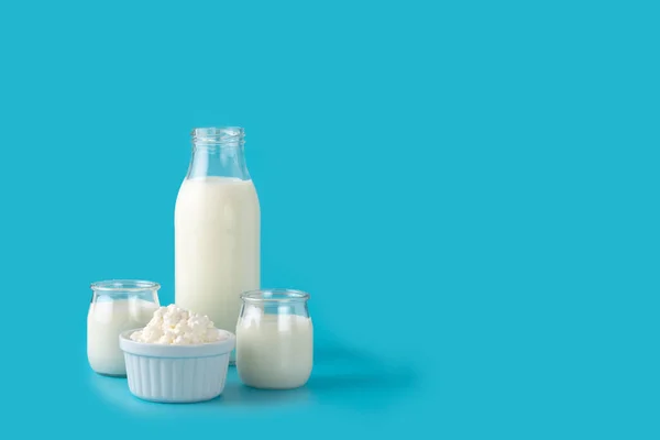 Milchkefir Getränk Auf Blauem Hintergrund Flüssiges Und Fermentiertes Milchprodukt Auf — Stockfoto