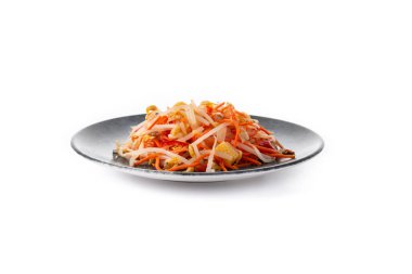 Sağlıklı Çin lahana salatası beyaz arka planda izole